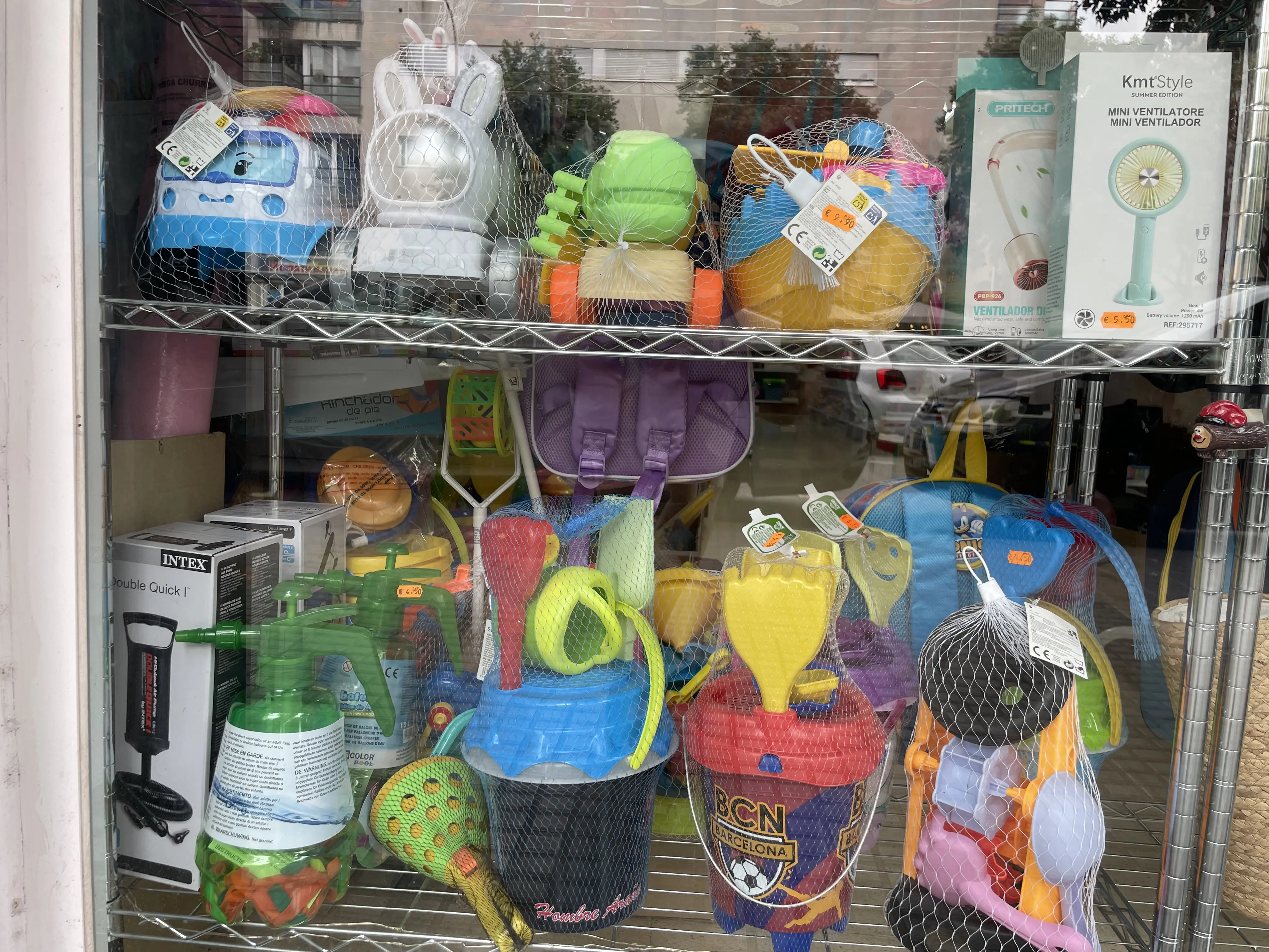 Artículos de verano: cubos y palas de playa infantiles