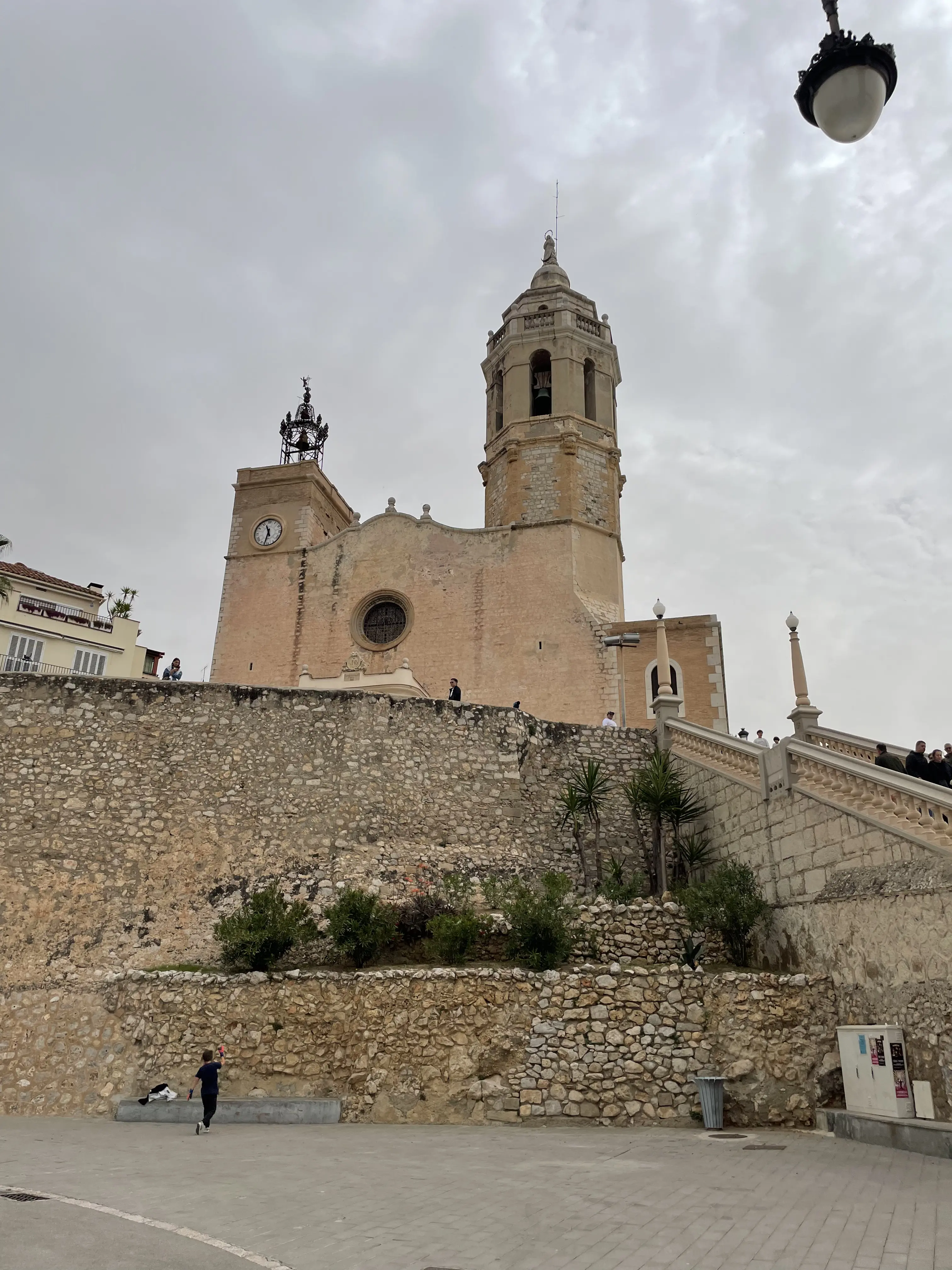 Fachada principal de la iglesia de San Bartolomé y Santa Tecla frente al mar Mediterráneo