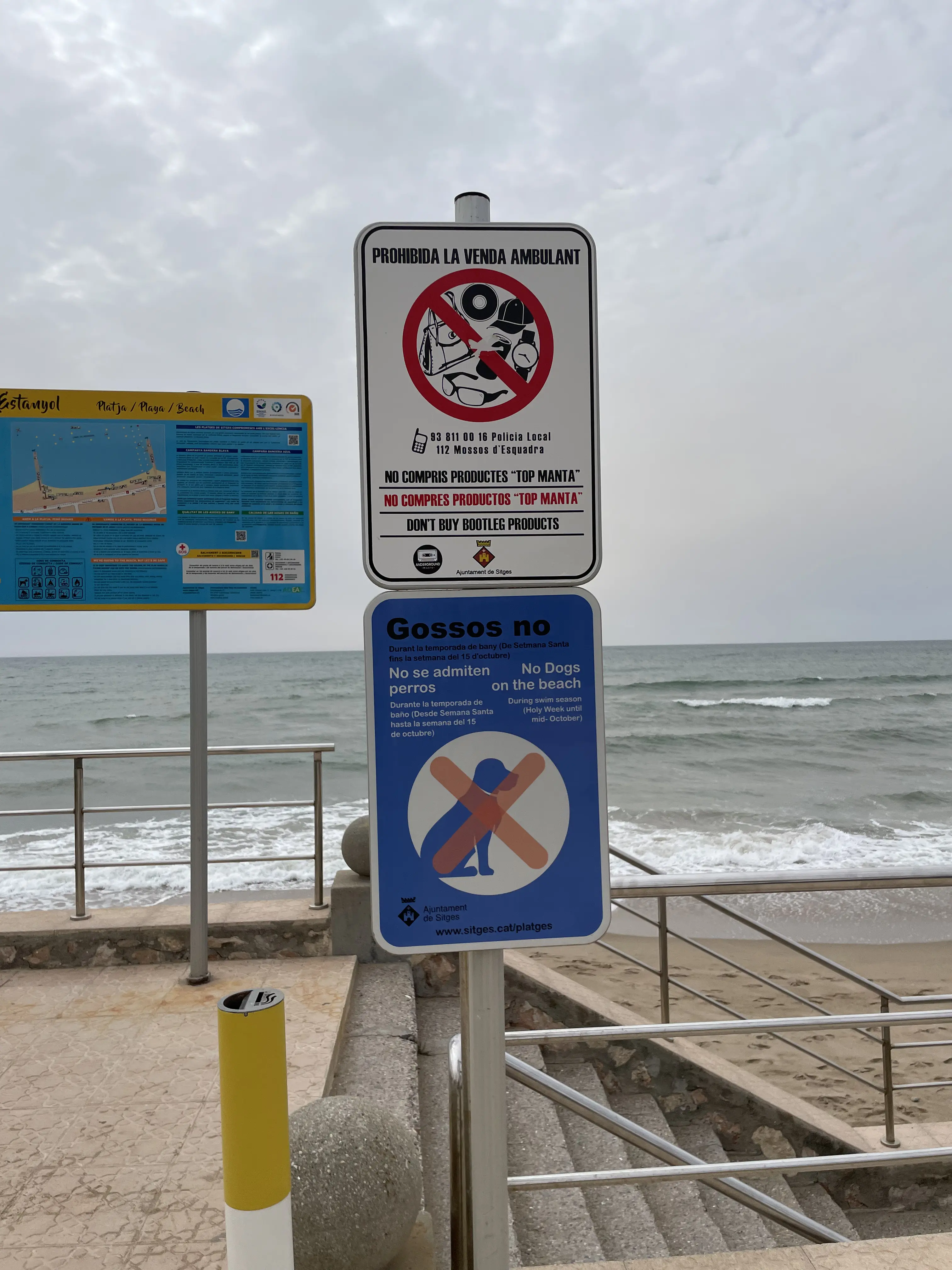 Cartel que prohíbe la venta y compra de productos ambulantes en la playa de Sitges