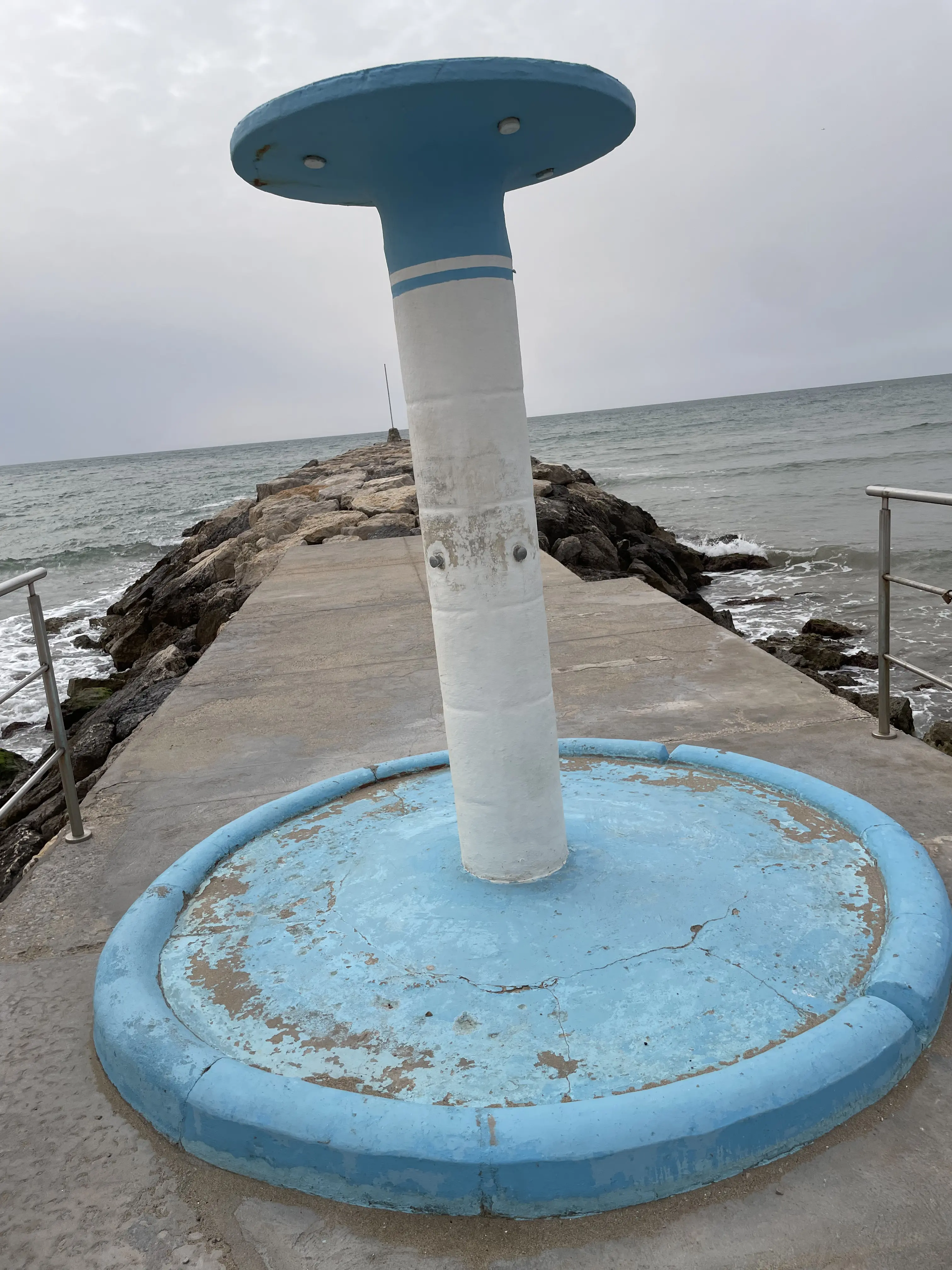 Ducha pública en forma de seta situada en la arena de la playa de Sitges